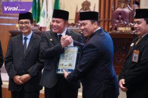 Penyerahan Laporan Hasil Pemeriksaan (LHP) atas Laporan Keuangan Pemerintah Daerah (LKPD) Provinsi Sumsel Tahun 2022 pada Rapat Paripurna Istimewa di Gedung DPRD Provinsi Sumsel, Rabu (10/5/2023) pagi. Foto : viralsumsel.com/win