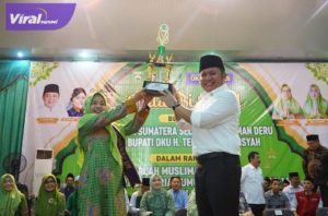Gubernur Sumsel Herman Deru saat menghadiri peringatan Hari Lahir Muslimat Nahdlatul Ulama (NU) Ke 77 dan Ulang Tahun OKU Ekspres Ke-16 di Gedung Kesenian Kabupaten OKU, Rabu (10/5/2023) petang. Foto : viralsumsel.com/nto