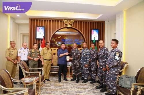 Gubernur Sumsel H Herman Deru ketika menerima audiensi Danlanal Palembang yang baru Kolonel Laut (P), Sandy Kurniawan di Kantor Gubernur, Selasa (13/5/2023). Foto : viralsumsel.com/win