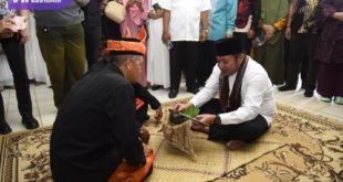 Berprestasi dan Berjasa, Gubernur Sumsel H Herman Deru Dianugerahi Gelar Mangku Alam dari Masyarakat Lengkiti OKU. Foto : viralsumsel.com/nto