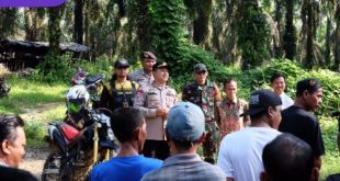 Kapolsek Keluang IPTU M.kurniawan Azwar STK .S.IK. M.AP Saat Berikan Arahan Kepada Masyarakat Keluang Terkait Bahaya Ilegal Driling dan Ilegal Refenry. Foto : Viralsumsel/Nto