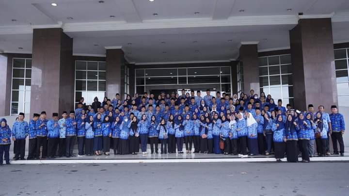 upacara Hari Ulang Tahun Otonomi Daerah yang ke - XXVII pada pukul 07:00 WIB, di Kantor Pemerintah Kota, Sabtu 29 April 2023.. Foto : viralsumsel.com/mal