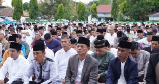 Wawako Prabumulih H Andriansyah Fikri SH laksanakan shalat Idul Fitri 1444 Hijriah di lapangan Sepak Bola Kelurahan Muara Dua, Sabtu (22/04/2023). Foto : viralsumsel.com/mal