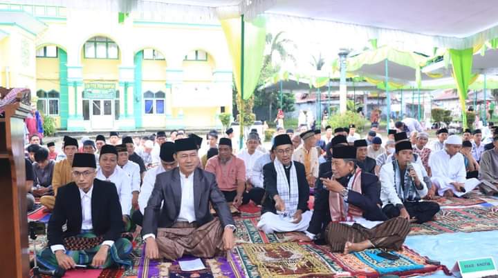 Sekda Prabumulih Elman,ST,MM dan keluarga Sholat Idul Fitri 1444 H di Masjid Agung Nur Arofah Prabumulih, Sabtu (22/04/2023). Foto : viralsumsel.com/mal