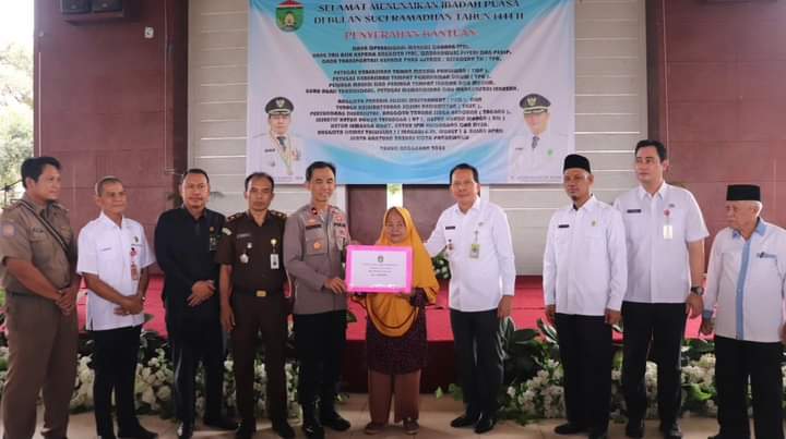 Walikota Prabumulih Ridho Yahya saat Penyerahan Secara Simbolis Bantuan Operasional dan Insentif di Pendopoan Rumah Dinas Walikota Prabumulih, Rabu 12 Maret 2023. Foto : viralsumsel.com/mal