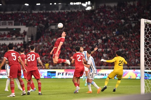 Moment Pemain belakang Timnas Indonesia, Elkan Baggott nyaris membobol gawang Argentina yang dikawal oleh kiper terbaik Piala Dunia 2022, Emiliano Martinez. Foto : pssi