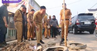Sekretaris Daerah (Sekda) Kota Palembang Ratu Dewa, turun langsung memimpin gotong royong warga di Jalan Musyawarah, Kecamatan Gandus, Palembang, Selasa (30/5/2023) pagi. Foto : viralsumsel.com/ntoSekretaris Daerah (Sekda) Kota Palembang Ratu Dewa, turun langsung memimpin gotong royong warga di Jalan Musyawarah, Kecamatan Gandus, Palembang, Selasa (30/5/2023) pagi. Foto : viralsumsel.com/nto