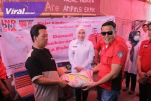 Datang Bersama Club Pajero Indonesia One Chapter Sriwijaya, Fitrianti Agustinda Wakil Walikota Palembang Beri Bantuan Korban Kebakaran di Jalan Faqih Usman, Kelurahan 1 Ulu. Foto : viralsumsel.com/nto