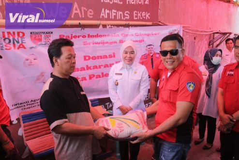 Datang Bersama Club Pajero Indonesia One Chapter Sriwijaya, Fitrianti Agustinda Wakil Walikota Palembang Beri Bantuan Korban Kebakaran di Jalan Faqih Usman, Kelurahan 1 Ulu. Foto : viralsumsel.com/nto