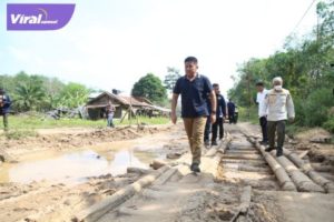 Jum'at (2/6). Gubernur Herman Deru bertolak menuju Kecamatan Cengal Kabupaten OKI untuk meninjau langsung kondisi sejumlah ruas jalan. Foto : viralsumsel.com/win