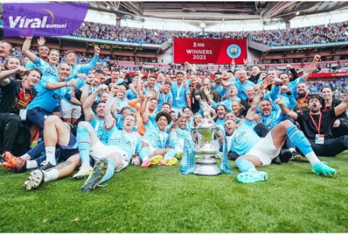 Euforia para pemain, ofisial dan pelatih Manchester City usai mengangkat trofi juara Piala FA 2022/2023. Foto : ig