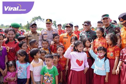 Pj Bupati Apriyadi Mahmud bersama Danrem 044 Gapo Brigjen TNI M Naudi Nurdika SIP MSi MTr (HAN), menyisir area rawan karhutbunlah yakni di Desa Muara Medak Kecamatan Bayung Lencir. Foto : viralsumsel.com/dev