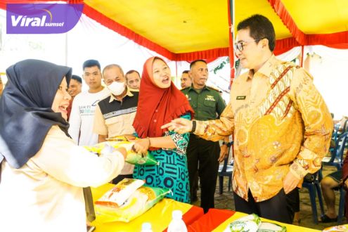 Pemkab Muba menggandeng Perum Bulog Drive Sumatera Selatan melaksanakan Operasi Pasar Beras Medium di Halaman Kantor Camat Sekayu, Kamis (15/6/2023). Foto : viralsumsel.com/dev