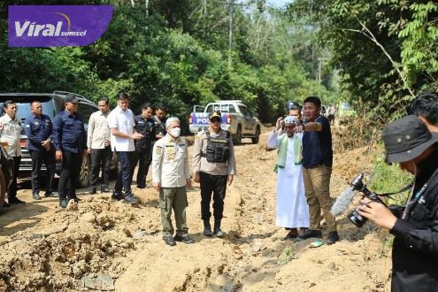 Bupati Buka Iskandar SE Keran Dana Pusat, Gubernur Gelontorkan 15 Miliar untuk Perbaikan Jalan Cengal. Foto :viralsumsel.com/fir