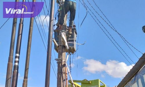 Sinergi Dinas PUPR dan Camat Tungkal Jaya Atasi Lampu Jalan. Foto : viralsumsel.com/dev