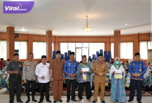 Ratusan Jemaah Calon Haji (JCH) Kabupaten OKI dilepas oleh Bupati dan Wakil Bupati OKI pada Senin dan Selasa (19-20/6/23). Foto : viralsumsel.com/fir