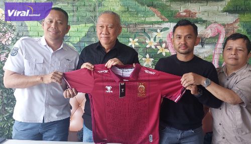 Yusup Prasetiyo Resmi Jadi Pelatih Sriwijaya FC dengan Target Promosi Liga 1. Foto : viralsumsel.com/ril