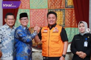 Gubernur Sumsel H. Herman Deru menyerahan SK Perpanjangan Masa Jabatan Penjabat (Pj) Bupati OKU kepada H. Teddy Meilwansyah S.STP di Griya Agung, Kamis (22/6/2023) pagi. Foto : viralsumsel.com/win