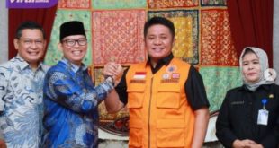 Gubernur Sumsel H. Herman Deru menyerahan SK Perpanjangan Masa Jabatan Penjabat (Pj) Bupati OKU kepada H. Teddy Meilwansyah S.STP di Griya Agung, Kamis (22/6/2023) pagi. Foto : viralsumsel.com/win