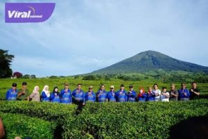 Walikota Prabumulih Ir. H. Ridho Yahya. MM didampingi Ketua TP PKK Kota Prabumulih Ir. Hj. Suryanti Ngesti Rahayu menghadiri serangkaian kegiatan RAKORWIL Apeksi regional Sumbagsel di Kota Pagaralam, Selasa (20/6/2023). Foto : viralsumsel.com/mal