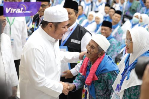 Keberangkatan jemaah calon haji keloter pertama yang diberangkatkan oleh Gubernur Herman Deru dari  Asrama Haji Palembang, Sabtu (27/5). Foto : viralsumsel.com/win