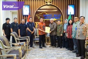 Gubernur Sumsel H Herman Deru ketika menerima kunjungan kerja Panitia Pemilihan Rektor Unsri di ruang tamu Gubernur, Kamis (8/6). Foto : viralsumsel.com/win