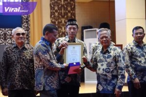 Herman Deru Terima Penghargaan Adhi Bhakti Tani Nelayan Maha Utama. Foto : viralsumsel.com/win