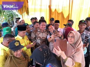 Gubernur Sumsel H Herman Deru Persembahkan Penghargaan  Adhi Bhakti Tani Nelayan Maha Utama Untuk Petani  dan Nelayan Sumsel yang Luar Biasa. Foto : viralsumsel.com/win