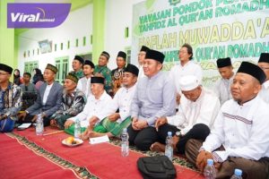 Gubernur Sumsel H Herman Deru saat menghadiri acara pengajian Akbar Ahad Pon Yayasan Idarotul Hidayah di Ponpes Romadhon Desa Kotabaru Barat, Kecamatan Martapura, Kabupaten OKU Timur, Minggu (11/6) siang. Foto : viralsumsel.com/win