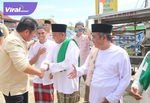 Gubernur Sumsel H Herman Deru saat Safari Jumat di Masjid Bustanul Jannah, Jumat, (16/6). Foto : viralsumsel.com/win  