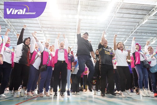 Gubernur Sumsel H Herman Deru membuka tournament volleyball Perwosi tahun 2023 di lapanan volley Sekolah Harapan Palembang, Sabtu (17/6). Foto : viralsumsel.com/win