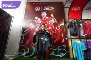 Ketua Umum PSSI Erick Thohir mengunjungi Garuda Store PSSI yang berlokasi di Stadion Utama Gelora Bung Karno, Jakarta pada Sabtu (17/6). Foto : pssi