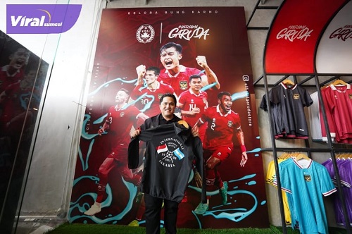 Ketua Umum PSSI Erick Thohir mengunjungi Garuda Store PSSI yang berlokasi di Stadion Utama Gelora Bung Karno, Jakarta pada Sabtu (17/6). Foto : pssi