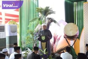 Gubernur Sumsel H Herman Deru mengawali sambutannya sebelum Sholat Ied 1444 H di Halaman Griya Agung Palembang, Kamis (29/6/2023). Foto : viralsumsel.com/win