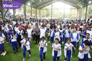 Gubernur Sumsel H Herman Deru saat melepasan keberangkatan kontingen Sumsel yang akan berlaga pada Fornas VII di Jawa Barat. Foto : viralsumsel.com/win