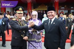 Gubernur Sumsel H. Herman Deru kembali mendapat kehormatan dengan mendapatkan Pin Emas dari Kapolri pada upacara HUT Bhayangkara ke-77. Foto : viralsumsel.com/win