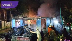Sebuah rumah warga di Talang Toman Dusun III Desa Ulak Paceh Kecamatan Lawang Wetan mengalami kebakaran, Senin (3/7/2023) sekitar pukul 22.00 WIB. Foto : viralsumsel.com/dev
