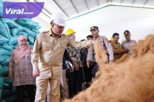 Pj Bupati Apriyadi Boyong Ratusan Ton Limbah Kelapa di Lalan Jadi Cuan. Foto : viralsumsel.com/dev