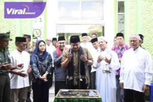 Herman Deru Tandatangani Prasasti Peresmian Masjid Akbar Desa Pulau Pangung. Foto : viralsumsel.com