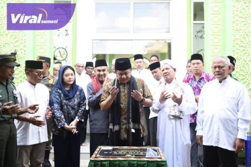 Herman Deru Tandatangani Prasasti Peresmian Masjid Akbar Desa Pulau Pangung. Foto : viralsumsel.com