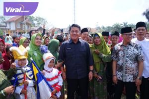 Hadiri Bersih Desa di Kabupaten OKU, Herman Deru Dengar Langsung Keluhan Warga. Foto : viralsumsel.com/win