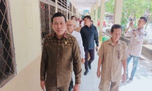 Ketua DPRD Kota Palembang Saat Mengelilingi Kelas di SMPN 35 Palembang