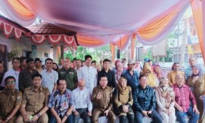 Anggota DPRD Kota Palembang Dapil 6 Saat Berfoto Bersama Para Masyarakat Kelurahan Silaberanti.