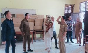 Anggota DPRD Kota Palembang Saat Mengecek Ruang Kelas