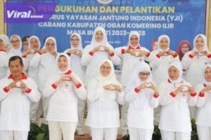 Ketua YJI Cabang Provinsi Sumsel, Hj Fauziah Mawardi Yahya mengukuhkan Pengurus YJI Cabang Kabupaten OKI Masa Bakti 2023-2028 di Pendopo Bende Seguguk Kabupaten OKi, Selasa (1/8/2023). Foto : viralsumsel.com/win