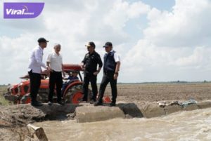 Mentan Syahrul Yasin Limpo, saat meninjau Tanam Perdana Padi Gemas Elnino di Desa Pelabuhan Dalam Kabupaten Ogan Ilir, Sumsel, Senin (7/8). Foto : viralsumsel.com/win