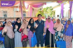 Anggota DPRD Provinsi Sumatera Selatan Muhamad Yaser, SE membagikan bantuan beras untuk Paguyuban Sriwijaya Bersemi. Foto : viralsumsel.com/win