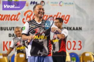 Kejuaraan Bulu Tangkis antar instansi Piala Kemerdekaan dalam Rangka HUT RI ke-78 dibuka oleh Pj Bupati Muba Drs H Apriyadi MSi di Gedung Olahraga Ranggonang Sekayu, Senin (21/8/2023) malam. Foto : viralsumsel.com/dev