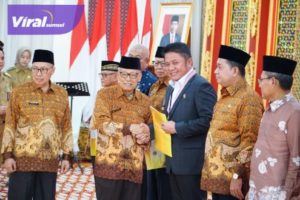 Herman Deru Dianugerahi Piagam Tanda Penghargaan Wredatama Nugraha Utama oleh PB PWRI Pusat. Foto : viralsumsel.com/win