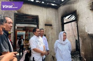 Lucianty Bantu Korban Kebakaran di Gang Bedeng Palembang. Foto : ist